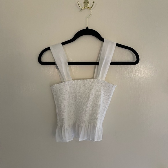 CUTE WHITE UNIQLO CROP TOP - Picture 2 of 4
